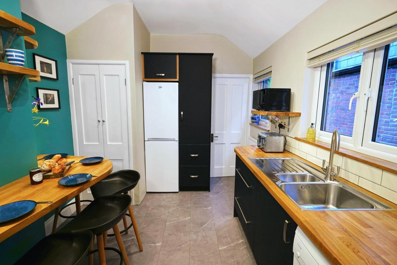윈체스터 Tastefully Decorated 1-Bed With Free Parking - At Hem 아파트 외부 사진